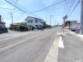 前面道路は歩道も整備され、小さなお子様にも安心です。
