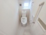 ウォシュレット機能付き。憩いの場としてひそかに注目度の高いお手洗いにもご注目ください。
