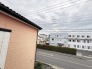 周囲に馴染む落ち着いた風景を望み、日々の暮らしに安定感と穏やかな安らぎを感じられます。
