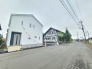 空の広がりを感じる穏やかな住環境に、洗練された外観が静かに佇んでいます。
