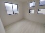 5号棟 今からここを誰のお部屋にしようか、そんな洋室。大きさは5帖です。
 2026/09/08m