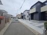 3号棟 幅員の狭い道ですが、車通りの少ない住宅街に立地してます。
