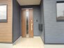 この扉を開けると、新築の木の匂いが待ってます。
