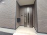 新築の玄関扉。きっと今のお家より重厚感が違います。
