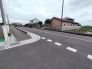 前面道路は歩道も整備され、小さなお子様にも安心です。
