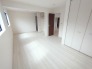 将来的には間仕切りして２部屋に変更可能な洋間。成長に合わせた間取り変更が可能なタイプ。
