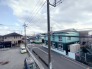 前面の住まいとの距離感があるから、圧迫感を感じません。
