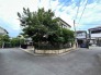 幅員の狭い道ですが、車通りの少ない住宅街に立地してます。

