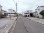 車通りの少ない閑静な住宅地、のびのびした子育てに適します。
