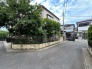 幅員の狭い道ですが、車通りの少ない住宅街に立地してます。
