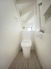 2号棟 トイレはやっぱり白が１番落ち着きますね。もちろん衛生面でも嬉しいウォシュレット機能付きです。
 2026/06/21m