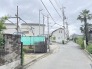 2号棟 幅員の狭い道ですが、車通りの少ない住宅街に立地してます。
 2026/06/21m