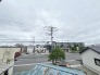 2号棟 幹線道路から１本入った現地は、想像以上に静かに感じられます。
 2026/06/21m