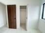 部屋と部屋の隙間をうまく使ったスリムな収納スペース。
