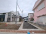 幅員の狭い道ですが、車通りの少ない住宅街に立地してます。
