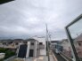 住宅街の中の一戸建て、あたりはほとんど住宅です。
