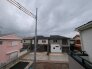 住宅街の中の一戸建て、あたりはほとんど住宅です。

