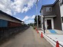 A号棟 前面道路は車通りは少なめです〇