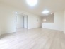 E号棟 無駄な要素を削ぎ落としたシンプルな空間が、住まう方の感性に寄り添い、穏やかな暮らしを予感させます。