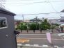 D号棟 あたり一帯に住宅が広がる立地、住宅地ならではのロケーション。

