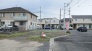 駐車が苦手な方にも嬉しい、前面６ｍ道路に面した住まい。
