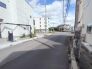前面道路は歩道も整備され、小さなお子様にも安心です。
