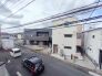 前面の住まいとの距離感があるから、圧迫感を感じません。
