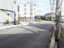 前面道路は歩道も整備され、小さなお子様にも安心です。
