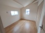 1号棟 今からここを誰のお部屋にしようか、そんな洋室。大きさは6帖です。
 2026/06/14m