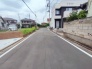 駐車が苦手な方にも嬉しい、前面６ｍ道路に面した住まい。
