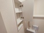 トイレのような小スペースだからこそ、ちょっとした収納が嬉しいポイント。
