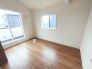 6号棟 今からここを誰のお部屋にしようか、そんな洋室。大きさは6帖です。
 2026/06/14m
