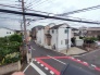 前面の住まいとの距離感があるから、圧迫感を感じません。
