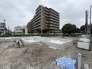 1号棟 閑静な住宅街の一角にあり、周囲の落ち着いた環境と調和しながら、これからの暮らしを形作るための確かな基盤が整えられています。ここから始まる新しい日々の可能性を静かに物語る、そんな土地の姿です
 2026/08/03m