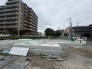 1号棟 都市の利便性と落ち着いた住環境が調和する街並みの中に、これからの暮らしの礎が形作られようとしています。周辺の穏やかな空気感を感じながら、新しい住まいでの健やかな生活を想像させる風景です
 2026/08/03m