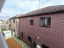 主に二階建てが中心の住宅街。近隣の屋根を高さを見ても、こちらの家と同じくらい。
