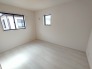 2号棟 住宅街の２階南向きのお部屋、日当たりはご覧のとおり良好です。
