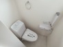 ウォシュレット機能付き。憩いの場としてひそかに注目度の高いお手洗いにもご注目ください。

