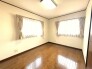 大きな窓と収納がある明るいお部屋です。