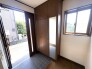 ゆったりとした南向きの玄関には窓と大型のシューズボックスがあります。