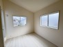 4号棟 今からここを誰のお部屋にしようか、そんな洋室。大きさは5.25帖です。
