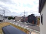 車通りの少ない閑静な住宅地、のびのびした子育てに適します。
