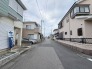 駐車が苦手な方にも嬉しい、前面６ｍ道路に面した住まい。
