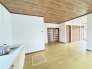 自然な素材感が住まい全体に馴染み、穏やかな日常を予感させる明るいダイニングキッチンです。
