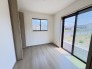 大事な日当たりは、大きな窓から。誰のお部屋にしましょう。
