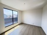 住宅街の２階南向きのお部屋、日当たりはご覧のとおり良好です。