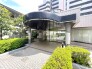 落ち着いた色味と整ったフォルムが街並みに美しく調和しています。
