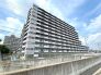 落ち着いた色味と整ったフォルムが街並みに美しく調和しています。
