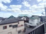 主に二階建てが中心の住宅街。近隣の屋根を高さを見ても、こちらの家と同じくらい。
