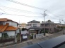 車通りの少ない閑静な住宅地、のびのびした子育てに適します。
